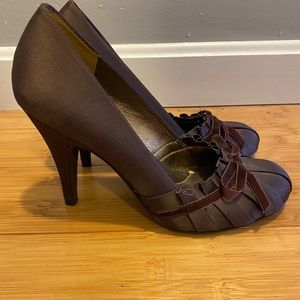 BCBGMAXAZRIA women’s chocolate pump